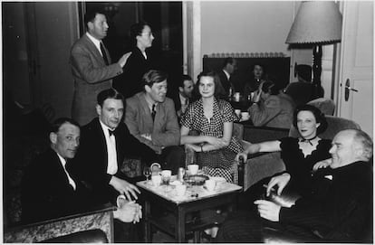 John le Carré, el tercero por la izquierda, y su padre, Ronnie Cornwell, a la derecha, junto a la novia y la segunda esposa, respectivamente.