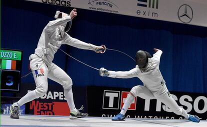 Gauthier Grumier de Francia y Enrico Garozzo de Italia, durante la final de espada masculina individual del Gran Premio de WESTEND, celebrado en Budapest (Hungría).