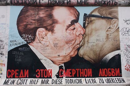 “Dios mío, ayúdame a sobrevivir a este amor mortal” (1990)

	Bajo este título el artista Dmitri Vrubel plasmó sobre el East Side Gallery del Muro de Berlín el beso entre Leonid Brezhnev y Erich Honeker. En contra de lo que pueda creerse, fue un beso sin connotación sexual alguna, más bien un “beso de hermanamiento” que se dieron los líderes de la URSS y de la que era por aquel entonces República Democrática Alemana durante el 30 aniversario de la misma en 1979.