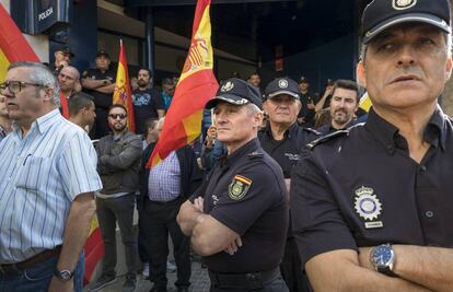 Concentración de la Policía Nacional en la Jefatura de Valencia. 