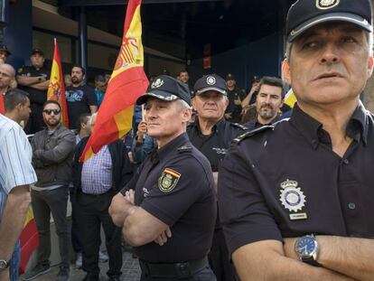 Concentración de la Policía Nacional en la Jefatura de Valencia. 