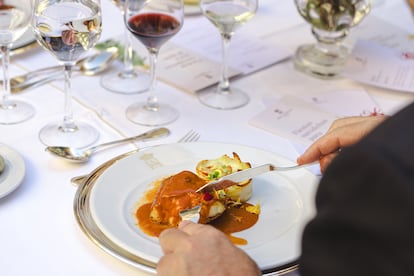 Hotel Alfonso XIII de Sevilla. El emblemático establecimiento sevillano, perteneciente a la marca The Luxury Collection, prepara la última noche del año con música en vivo con piano y saxo. En el menú arranca con un aperitivo de jamón de atún de Almadraba, crujiente de aceite de oliva, mantequilla de puerro y ceniza. Como platos se ofrece tataki de rib-ye black angus con ensalada de cítricos y reducción de yuzu; royal de foie gras con mermelada de grosellas y pan de especias; solomillo de ternera lechal con alcachofas confitadas, polenta a la trufa y verduras; y crema de cangrejo real con tartar y caviar de limón. El precio, que incluye cotillón, es de 495€ por persona.