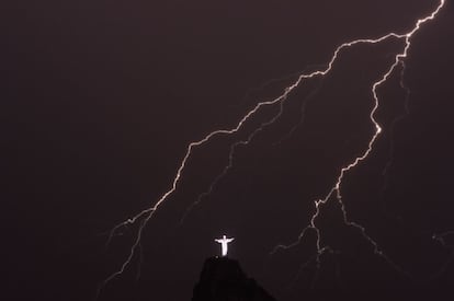 El Cristo Redentor rodeado de rayos durante una fuerte tormenta, 14 de enero de 2014.