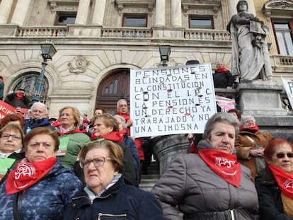 Unas pensionistas protestan en la puerta del ayuntamiento de Bilbao