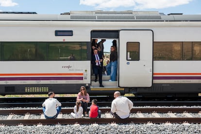 Un tren parado a la altura de Albacete durante el apagón del 28 de abril.