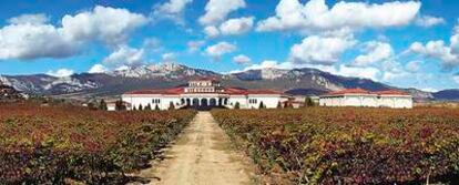 Las bodegas Campillo, inauguradas en 1990 por el Grupo Faustino en Laguardia (Álava), al pie de la sierra de Cantabria.