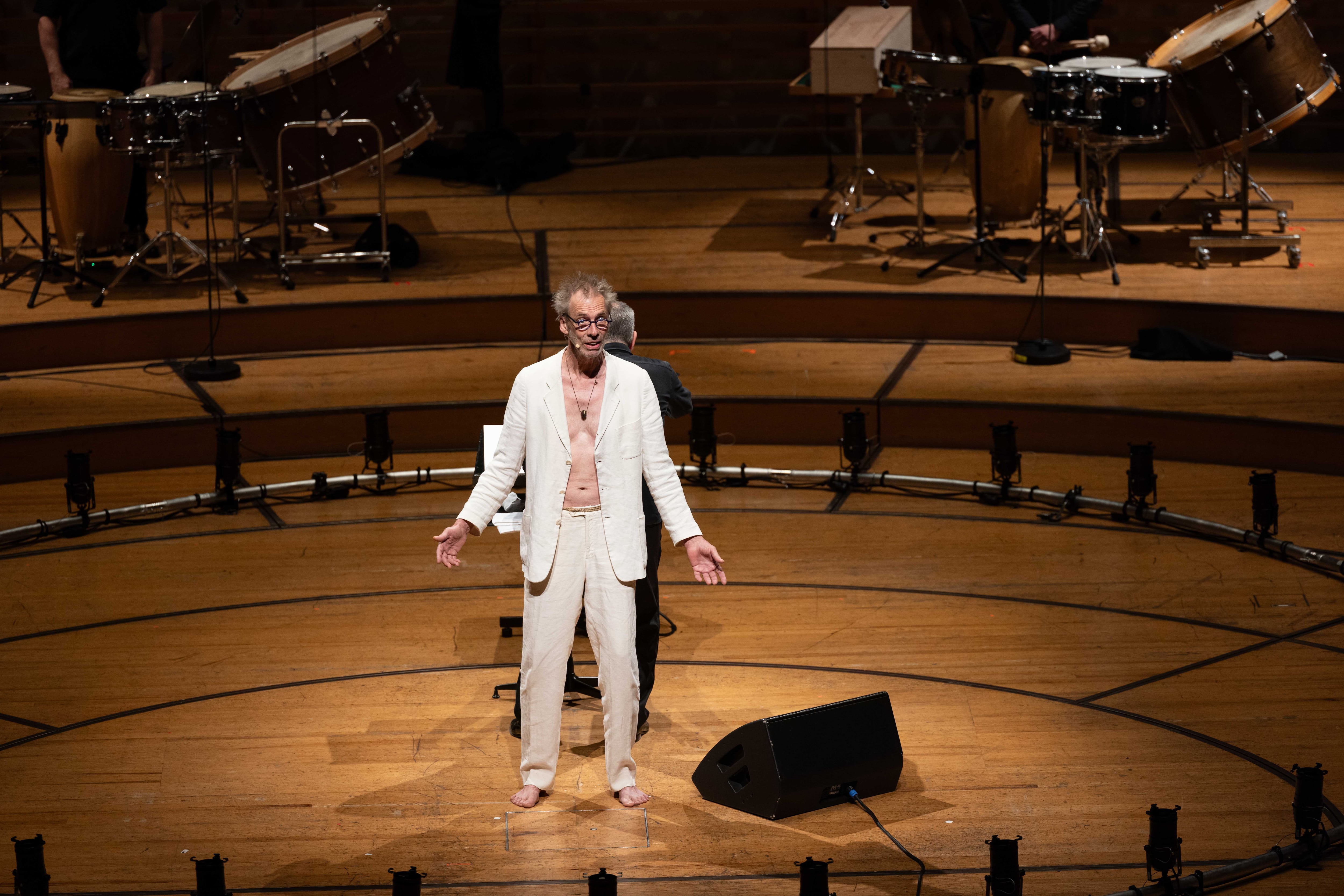Michael Engelhardt en el centro del escenario del KKL al final de la segunda parte de ‘Tutuguri’.