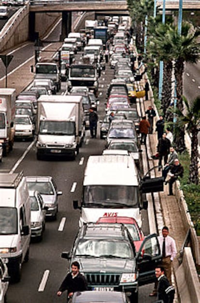 El corte de tráfico en la Ronda de Dalt provocó, ayer, hasta tres kilómetros de retenciones.