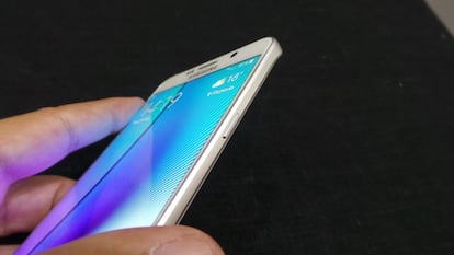 El Samsung Galaxy Note 5 cuenta con unas medidas de 76.1 mm (ancho) x 153.2 mm (alto) x 7.6 mm (grosor) y un cuerpo con un chasis metálico y carcasa con cristal curvo por detrás.