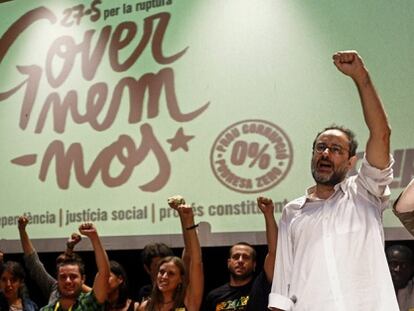 CUP leader Antonio Baños celebrates the election results.