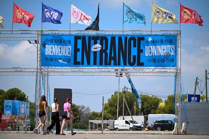 Vista general de uno de los accesos del recinto del Festival Internacional de Benicàssim (FIB) que abre este jueves.