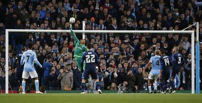 Keylor Navas del Real Madrid salva el balón de Kevin De Bruyne.