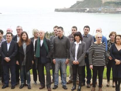 La candidatura socialista al Ayuntamiento de San Sebastián posa este domingo en el palacio de Miramar. 