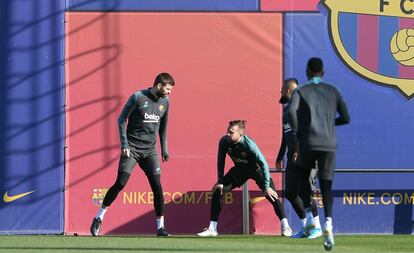 Piqué convesa con Jordi Alba y Arturo Vidal en la Ciudad Deportiva del Barça.