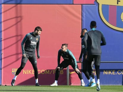 Piqué convesa con Jordi Alba y Arturo Vidal en la Ciudad Deportiva del Barça. 