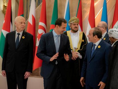 Bachar el Asad habla con el presidente egipcio, Abdelfatá al Sisi, en la cumbre de la Liga Árabe, este viernes en Yeda.