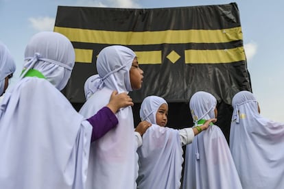 Niñas musulmanas rodean una réplica de la Kaaba durante una simulación de peregrinaje, en Shah Alam, a las afueras de Kuala Lumpur, Malasia.