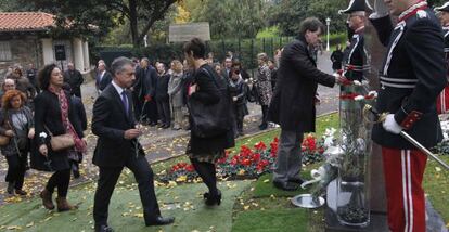 Iñigo Urkullu encabeza al grupo de miembros del EBB que depositan una flor en el acto del Día de la Memoria, celebrado en Bilbao.