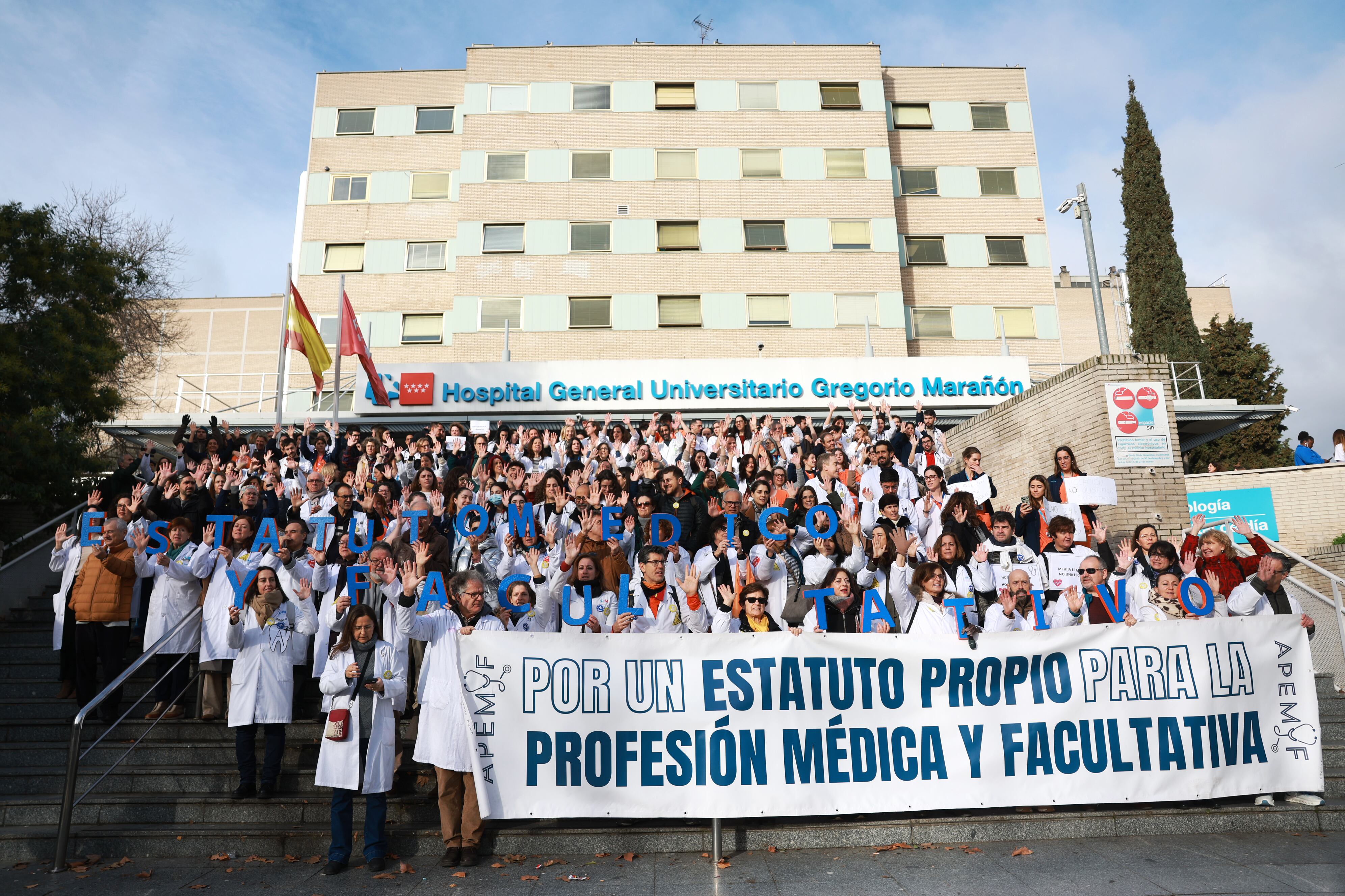 Concentración frente al Hospital Gregorio Marañón de Madrid, este lunes, como pistoletazo de salida de la huelga de médicos. 