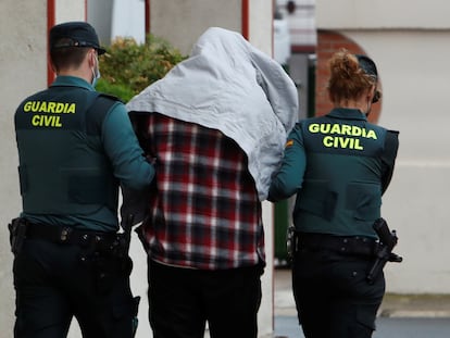 Dos guardias conducen a Almeida hasta el juzgado de Logroño, el 31 de octubre de 2021, pocos días después del crimen.