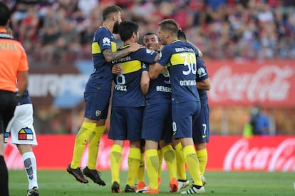 Los jugadores de Boca, puntero de la liga, celebran un gol.