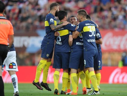 Los jugadores de Boca, puntero de la liga, celebran un gol.