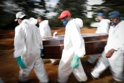 Trabalhadores enterram em 29 de abril uma vítima da covid-19 no Cemitério Vila Formosa, em São Paulo.