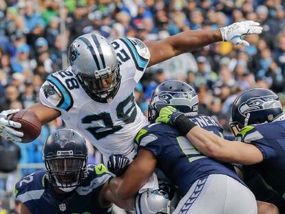 Jonathan Stewart de los Panthers logra un touchdown contra los Seahawks 