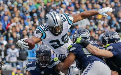 Jonathan Stewart de los Panthers logra un touchdown contra los Seahawks