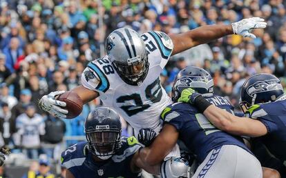 Jonathan Stewart de los Panthers logra un touchdown contra los Seahawks 