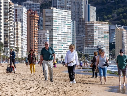 Turistas en Benidorm este diciembre, en la zona de la playa del Levante.