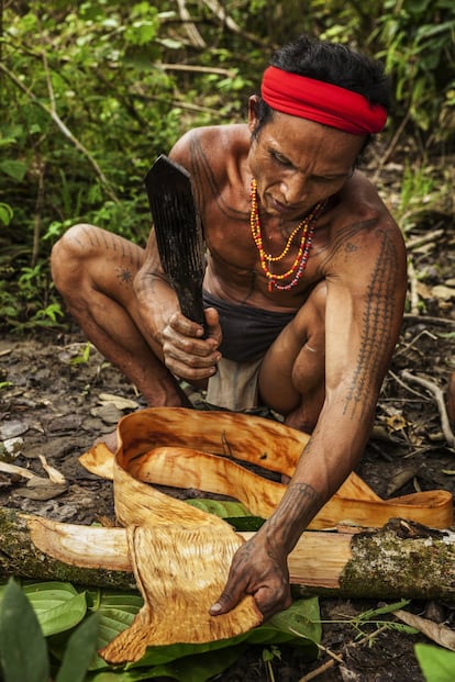 La ropa de tela dura muy poco en el ambiente húmedo de la selva de Siberut. En su lugar, los metawai consiguen confeccionar atuendos extremadamente resistentes utilizando la corteza del "baiko". En la foto, Aman Ipae golpea un trozo de "baiko" para hacerlo suave y manejable.