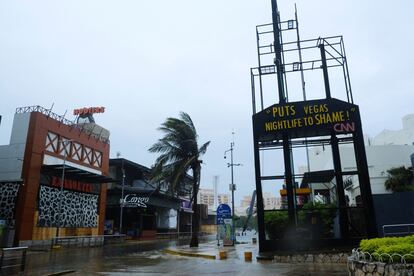 La potencia del ciclón tropical, que ha dejado ya nueve muertos en el Caribe, se ha degradado a la categoría 1, después de que alcanzara el lunes el nivel 5 de la escala Saffir-Simpson, de acuerdo a los datos del Centro Nacional de Huracanes (NHC, por sus siglas en inglés). 