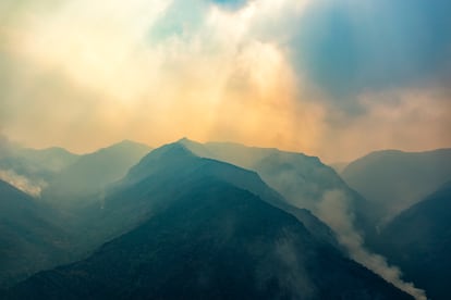 El fuego avanza por terreno escarpado, dificultando las labores de extinción.