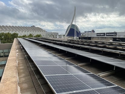 Parte de las 1.605 placas fotovoltaicas instaladas en la Ciudad de la Justicia de Valencia.