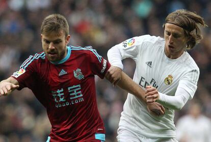 Illarra (i) y Modric pelean por la pelota.