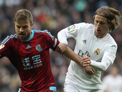 Illarra (i) y Modric pelean por la pelota.