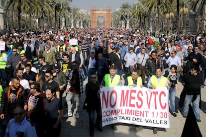 La vaga de taxistes convocada per tota l'àrea metropolitana de Barcelona pels sindicats del sector està tenint un seguiment majoritari i ha deixat pràcticament sense vehicles les parades de taxis de punts com l'estació de Sants o la terminal 1 de l'aeroport del Prat. A la imatge, manifestació a Barcelona.