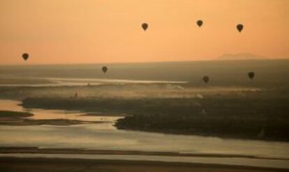 Globos aerostáticos volando sobre el recinto arqueológico, una de las estampas clásicas de Bagan (Myanmar).