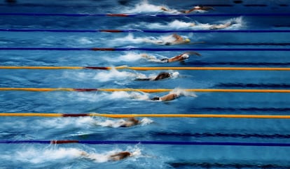 Imagen de los nadadores de la sexta serie de los 200 metros libres masculinos del Mundial de Natación que se disputa en Budapest (Hungría).