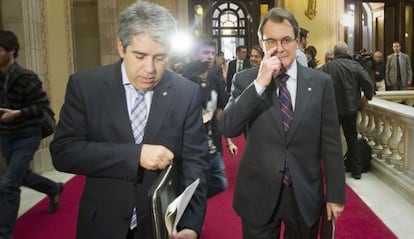 Francesc Homs (izquierda) con Artur Mas, el pasado mayo, en el Parlamento de Catalu&ntilde;a. 
