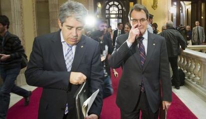Francesc Homs (izquierda) con Artur Mas, el pasado mayo, en el Parlamento de Cataluña.