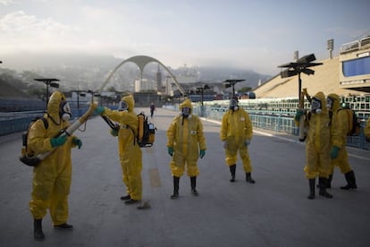 Un equipo de desinfectadores del virus zika en Río de Janeiro.