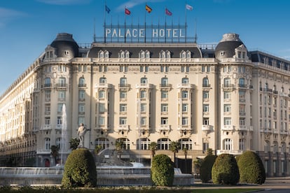 Probar algo nuevo. Uno de los grandes clásicos de Madrid, The Westin Palace, apuesta por las experiencias exclusivas (y atrevidas) en esta temporada. La primera se enmarca dentro de la quinta edición de la Madrid Hotel Week, este año bajo el lema Reencuentro, y tiene el sugerente título de ¿A qué sabe el lujo? Esta es la pregunta que buscarán responder con tres cenas a ciegas que se celebrarán los días 11, 12 y 13 de noviembre. Guiados por el periodista y crítico gastronómico Jonatan Armengol, los asistentes se pondrán un antifaz negro nada más llegar al restaurante y no podrán ver los platos que prueban, un menú diseñado por José Luque y maridado con vinos de González Byass. ¿Sabrán reconocer los sabores que tienen delante? Para ello tendrán que afinar al máximo el gusto y el olfato.