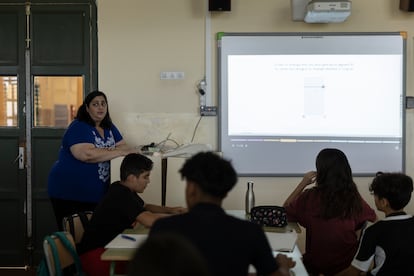 Una profesora da clase de Matemáticas en un aula de 2º de la ESO de un colegio barcelonés.