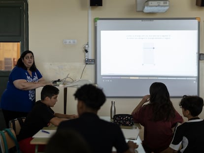 Una profesora da clase de Matemáticas en un aula de 2º de la ESO de un colegio barcelonés.