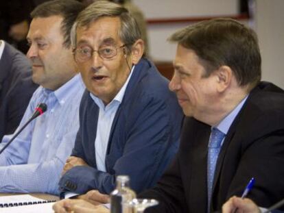 Miguel Delibes (centro), hoy durante el consejo de Do&ntilde;ana.