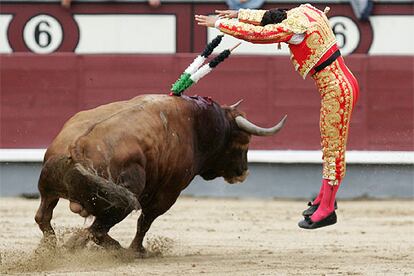 Antonio Ferrera clava un par de banderillas a su primer toro.