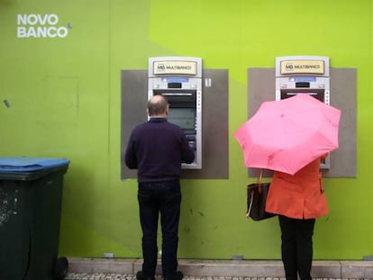 Cajeros del Novo Banco, en el centro de Lisboa.