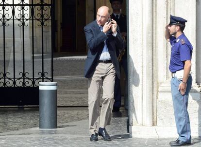 El primer ministro italiano, Enrico Letta, ayer, abandonando ayer el Palacio Chigi, sede del Ejecutivo, tras conocer la dimisión de los ministros de Silvio Berlusconi.